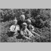 030-0094 Oma Johanna Klein mit den Enkelkindern Hans u. Martin Nitsch u. Wolfgang Kroener.jpg